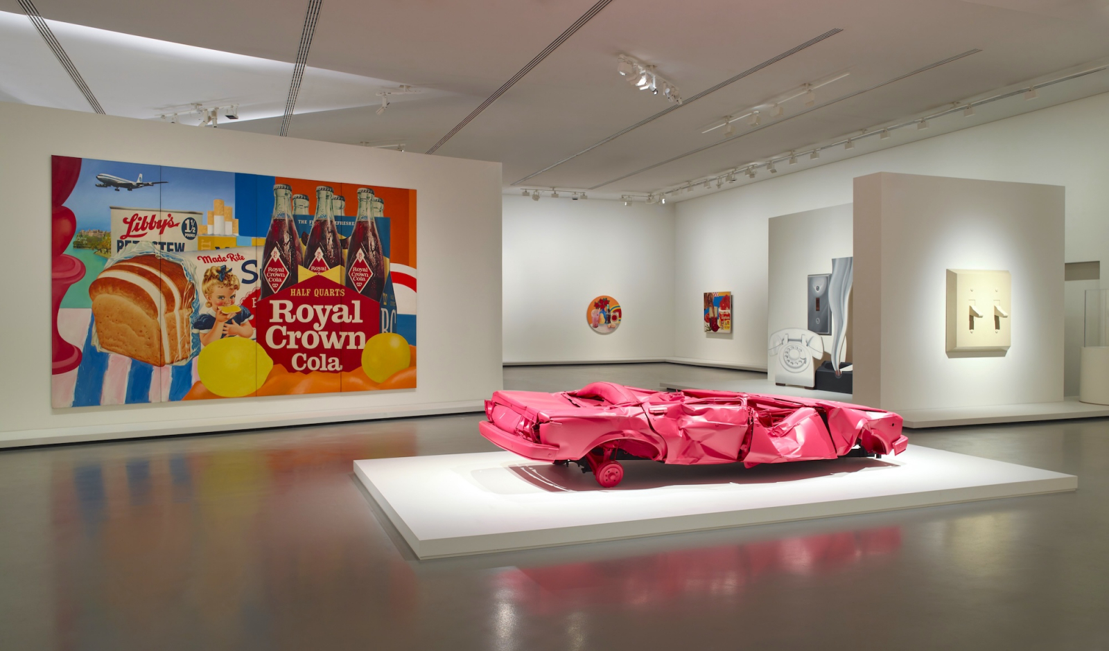 Wystawa „Pop Forever, Tom Wesselmann &…” w Fondation Louis Vuitton, 2024, z kolorowymi dziełami i różową rzeźbą.