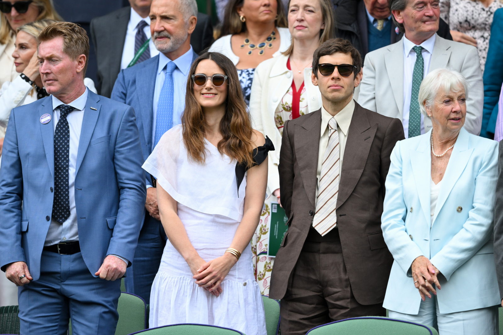 Keira Knightley i James Righton w eleganckich strojach, przyglądają się wydarzeniom na trybunach w 2024 roku.