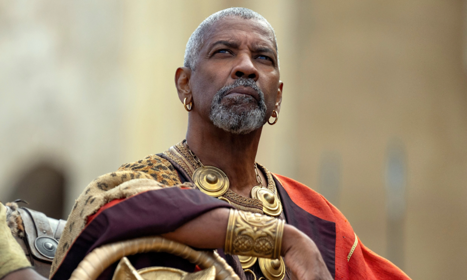 Denzel Washington jako Makrynus w filmie „Gladiator 2”, ubrany w bogate kostiumy, z wyrazem powagi na twarzy.