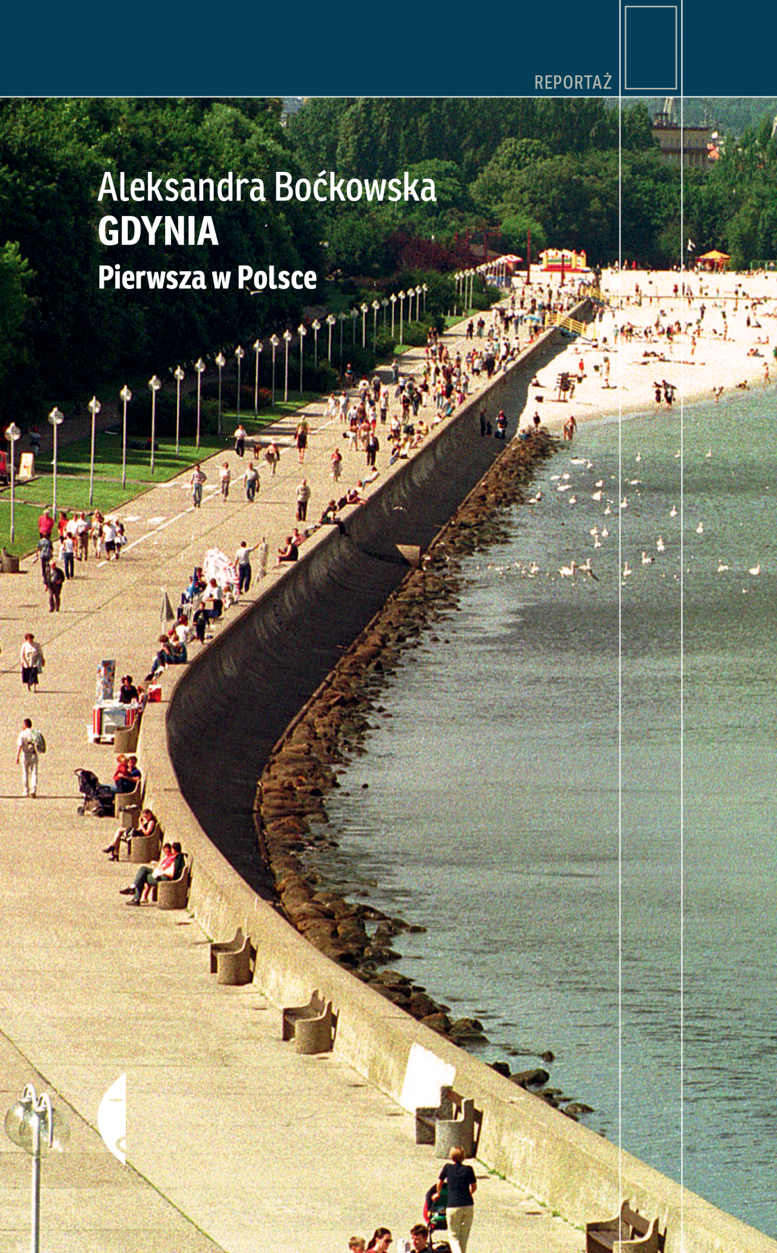 Gdynia, widok na nadmorską promenadę, pełną spacerujących ludzi i ławki, morze z ptakami w tle.