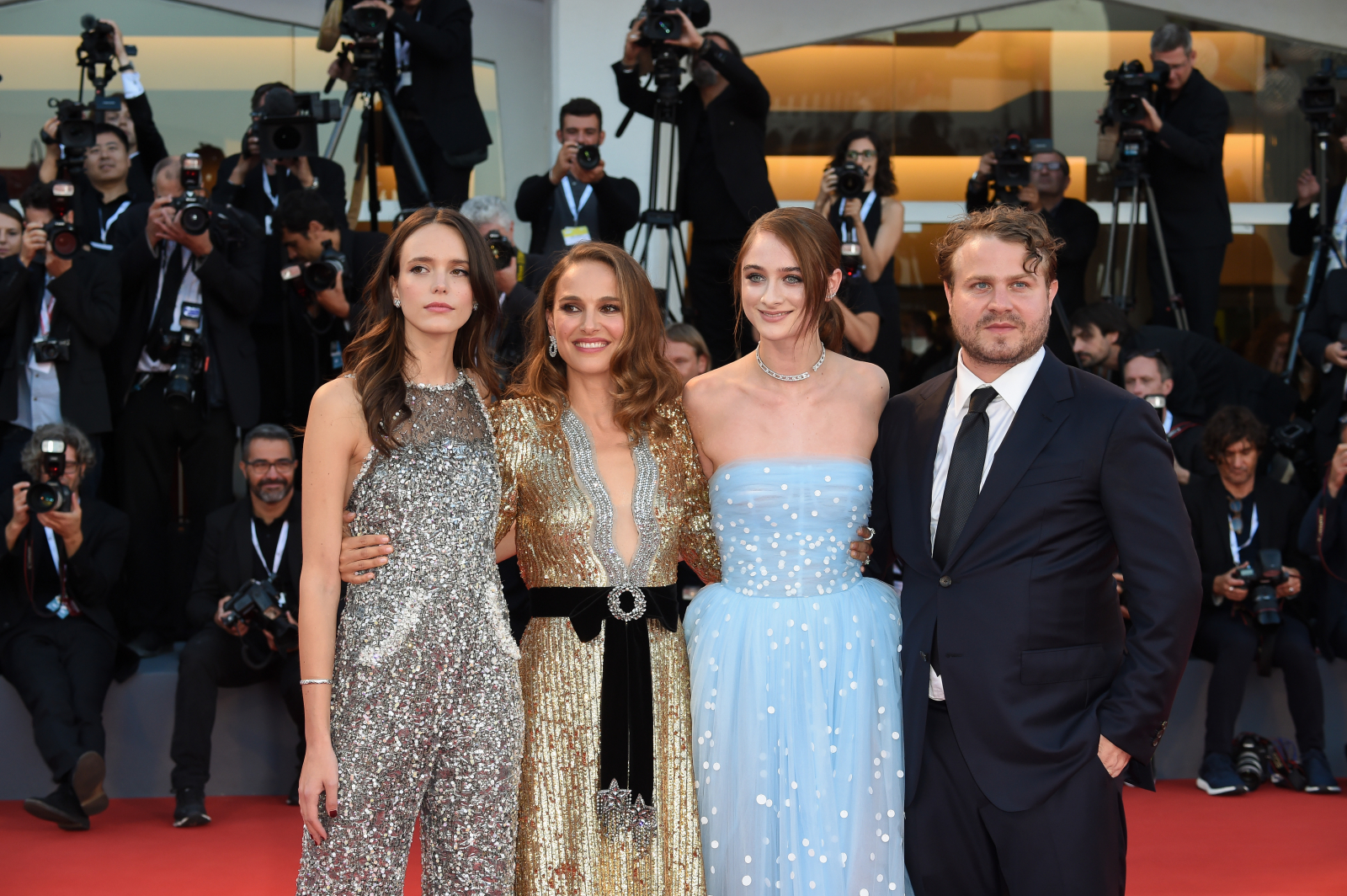 Stacy Martin, Natalie Portman, Raffey Cassidy i Brady Corbet podczas festiwalu filmowego w 2018 roku.