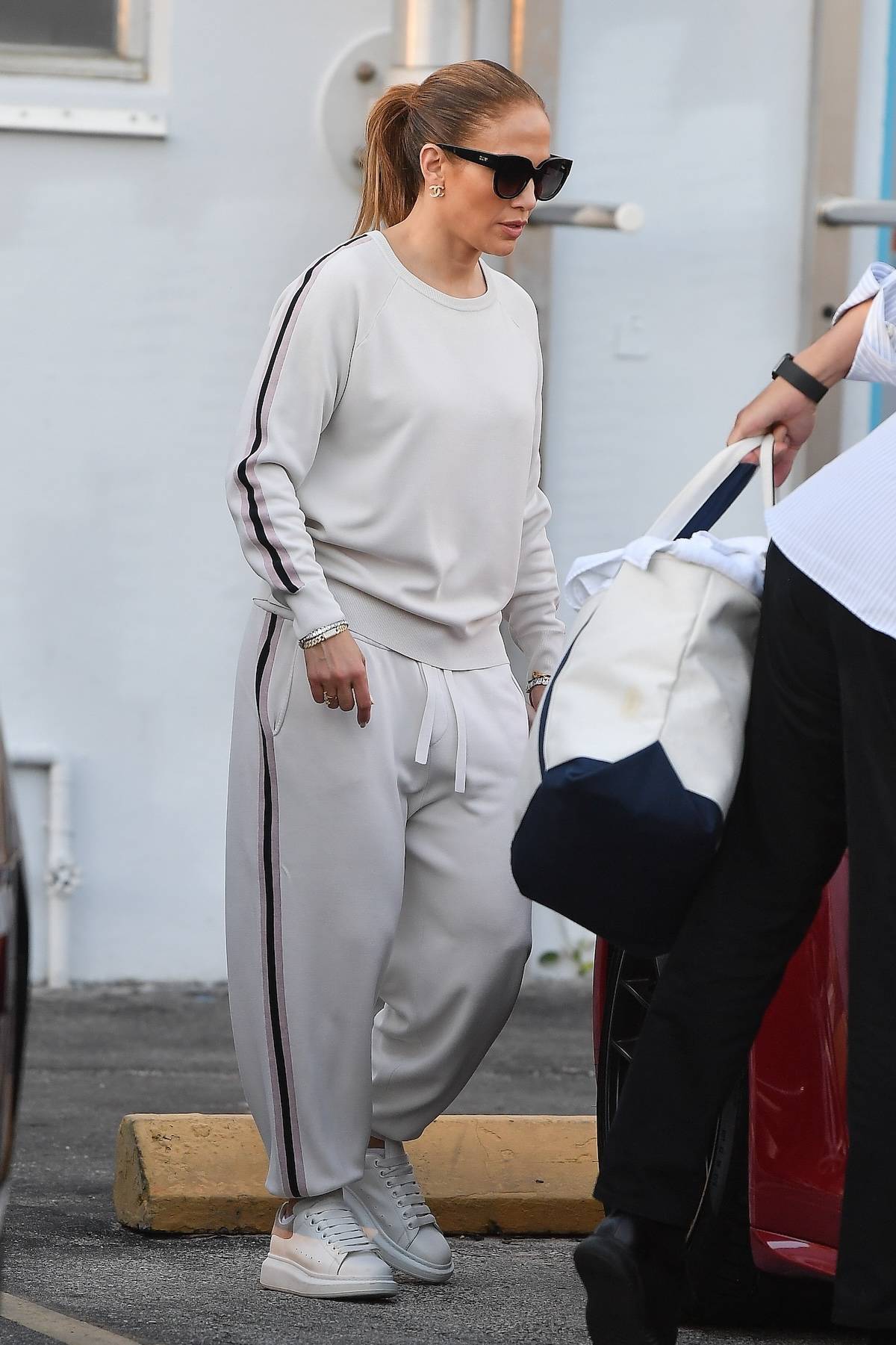 Jennifer Lopez w sneakersach Alexander McQueen w drodze na siłownię w Miami.