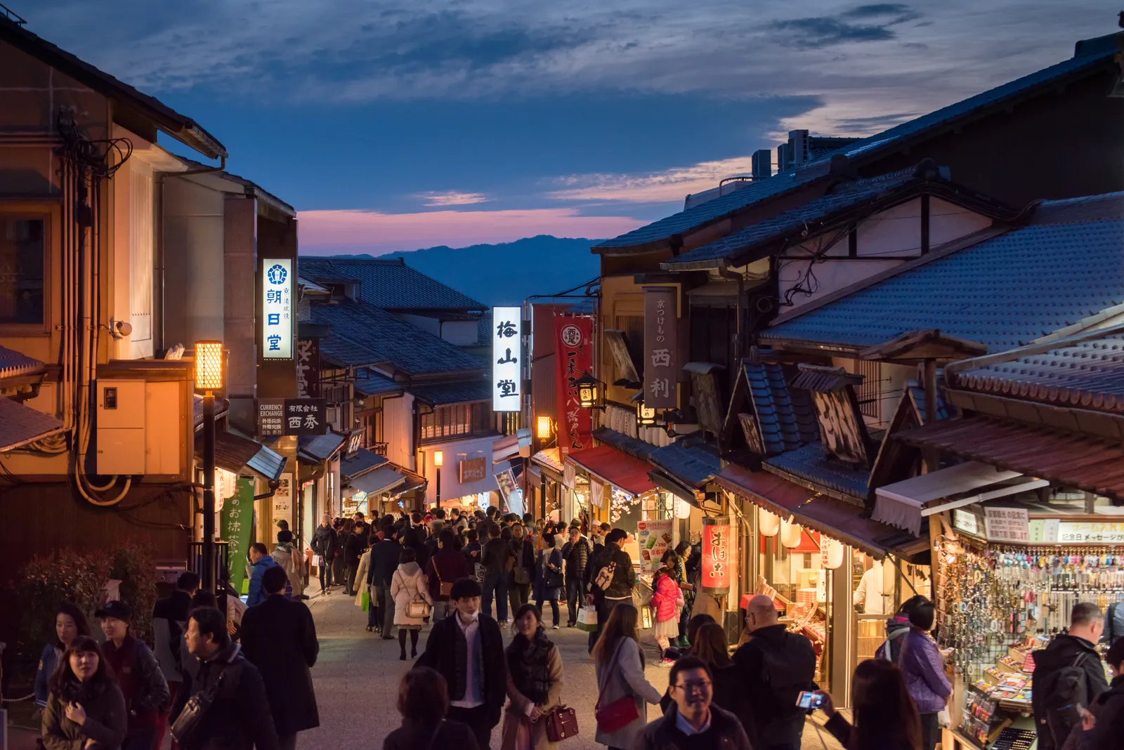 Kioto w Japonii, najmodniejsze destynacje wakacyjne 2025, tętni życiem z licznymi spacerującymi ludźmi i tradycyjną architekturą.