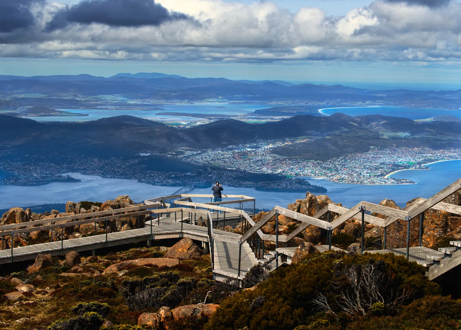 Widok z góry na Tasmanię w Australii, z panoramą miasta i morza, idealny kierunek na wakacje 2025.