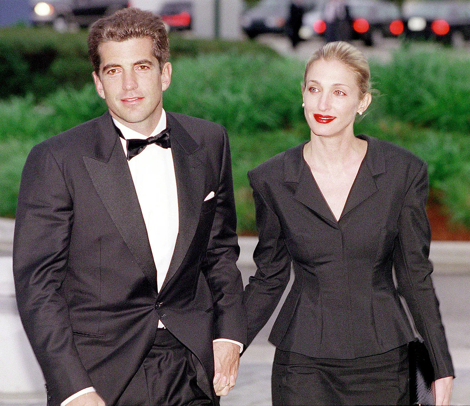 Taliowana marynarka tworząca sylwetkę klepsydry według Carolyn Bessette-Kennedy