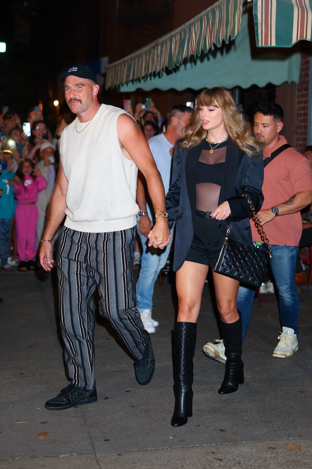 Taylor Swift i Travis Kelce wybrali się na romantyczną randkę w Nowym Jorku. Piosenkarka wybrała na tę okazję oversize'ową marynarkę, transparentne body i modne kozaki.