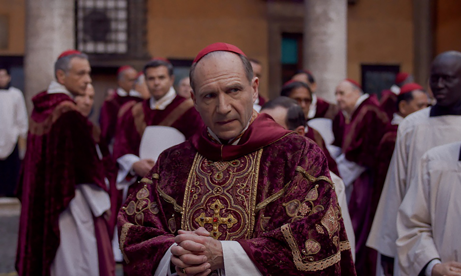 Ralph Fiennes w filmie „Konklawe”, reż. Edward Berger / (Fot. Materiały prasowe)