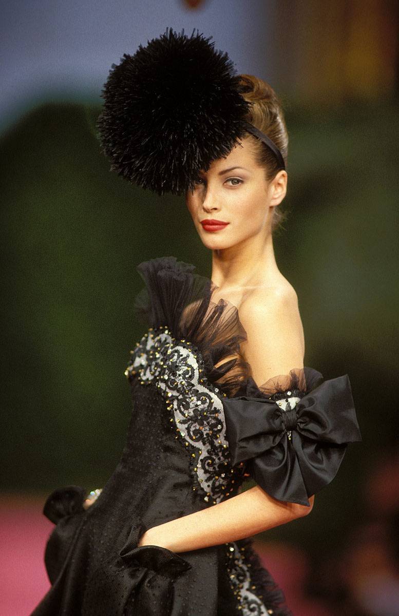 Guy Laroche haute couture wiosna-lato 1992 (Fot. Getty Images)