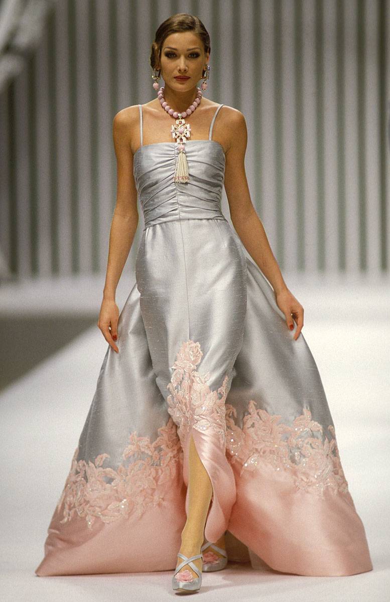 Valentino haute couture wiosna-lato 1992 (Fot. Getty Images)