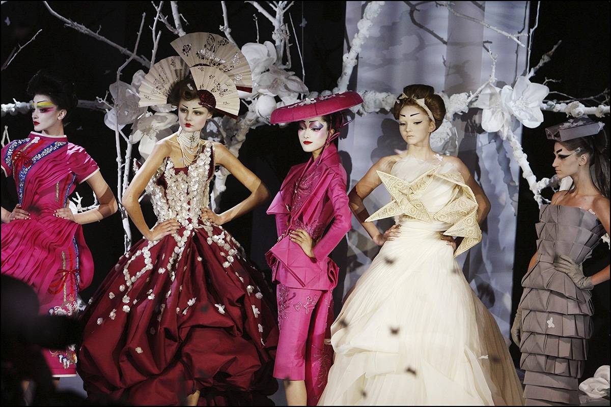 Dior haute couture wiosna-lato 2007 (Fot. Alain BENAINOUS/Gamma-Rapho via Getty Images)