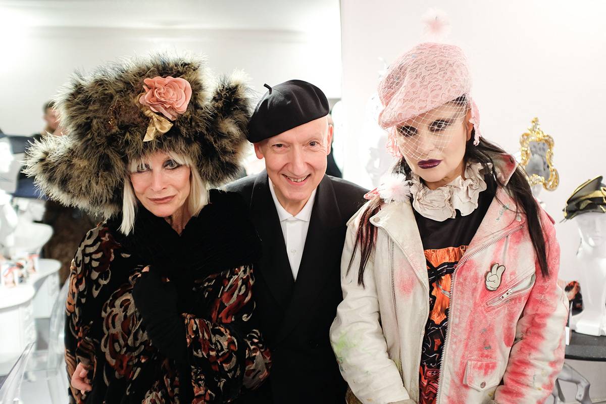 Księżniczka Julia, Stephen Jones i Virginia Bates (Fot. Alberto Pezzali/NurPhoto via Getty Images)