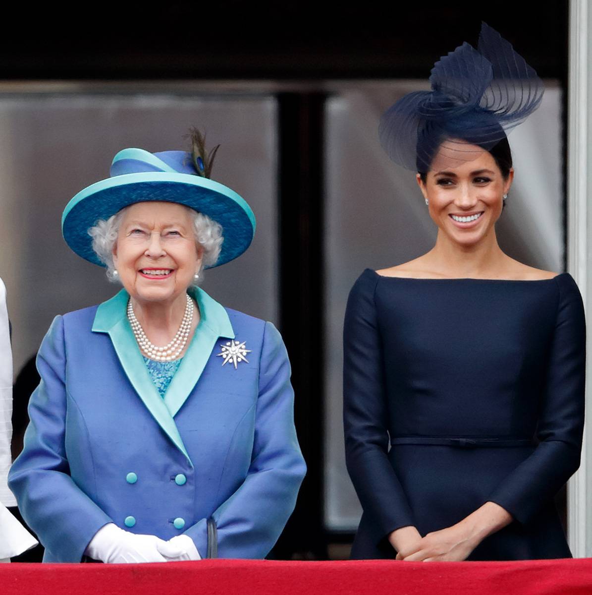 Królowa Elżbieta II i księżna Meghan w kapeluszu projektu Stephena Jonesa (Fot. Max Mumby/Indigo/Getty Images)