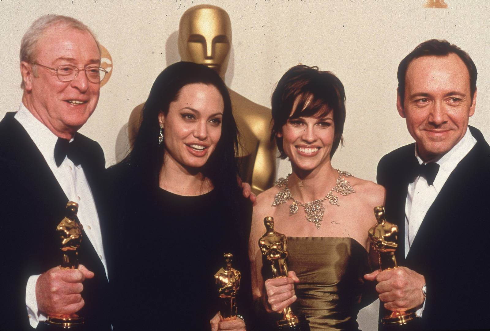 Michael Caine, Angelina Jolie, Hilary Swank i Kevin Spacey z Oscarami w 2000 roku (Getty Images)