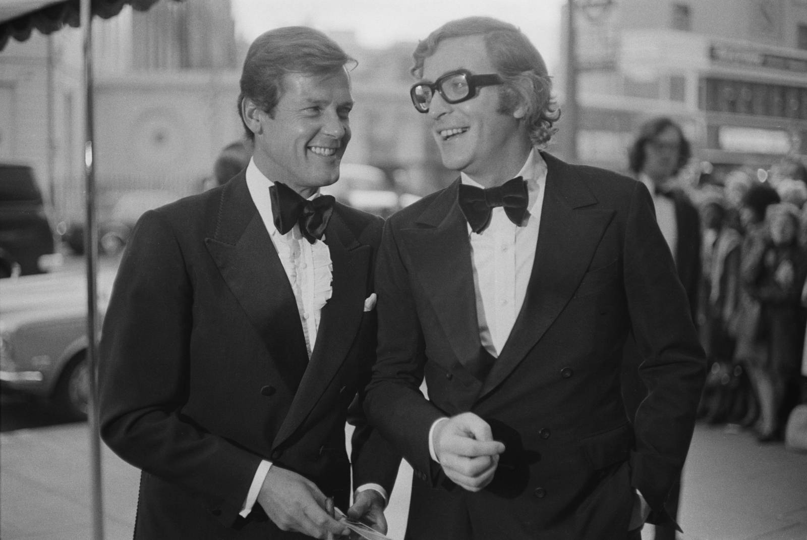 Roger Moore i Michael Caine, 1973 rok (Fot. Getty Images)