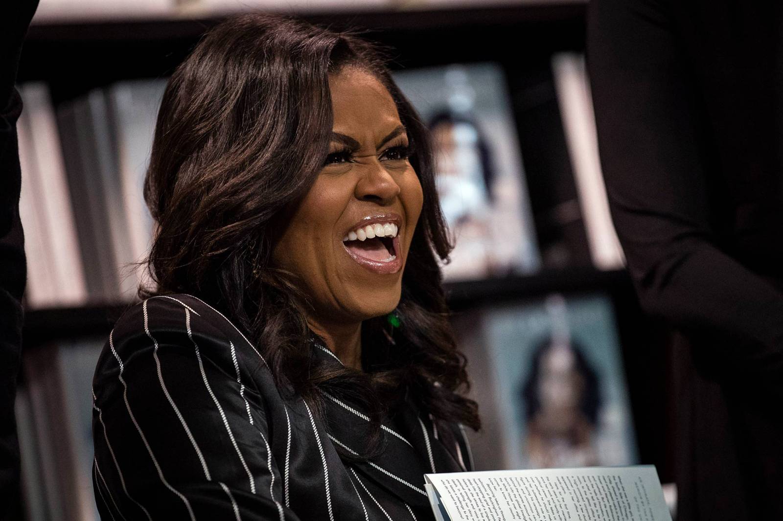 Michelle Obama w trakcie podpisywania swojej książki ( Fot. Getty Images)