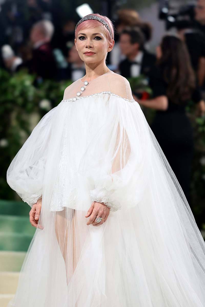 Michelle Williams w wyszywanej cekinami i koralikami sukni Chanel z kolekcji wiosna-lato 2024 podczas MET Gali 2024. (Fot. Copyright CHANEL)