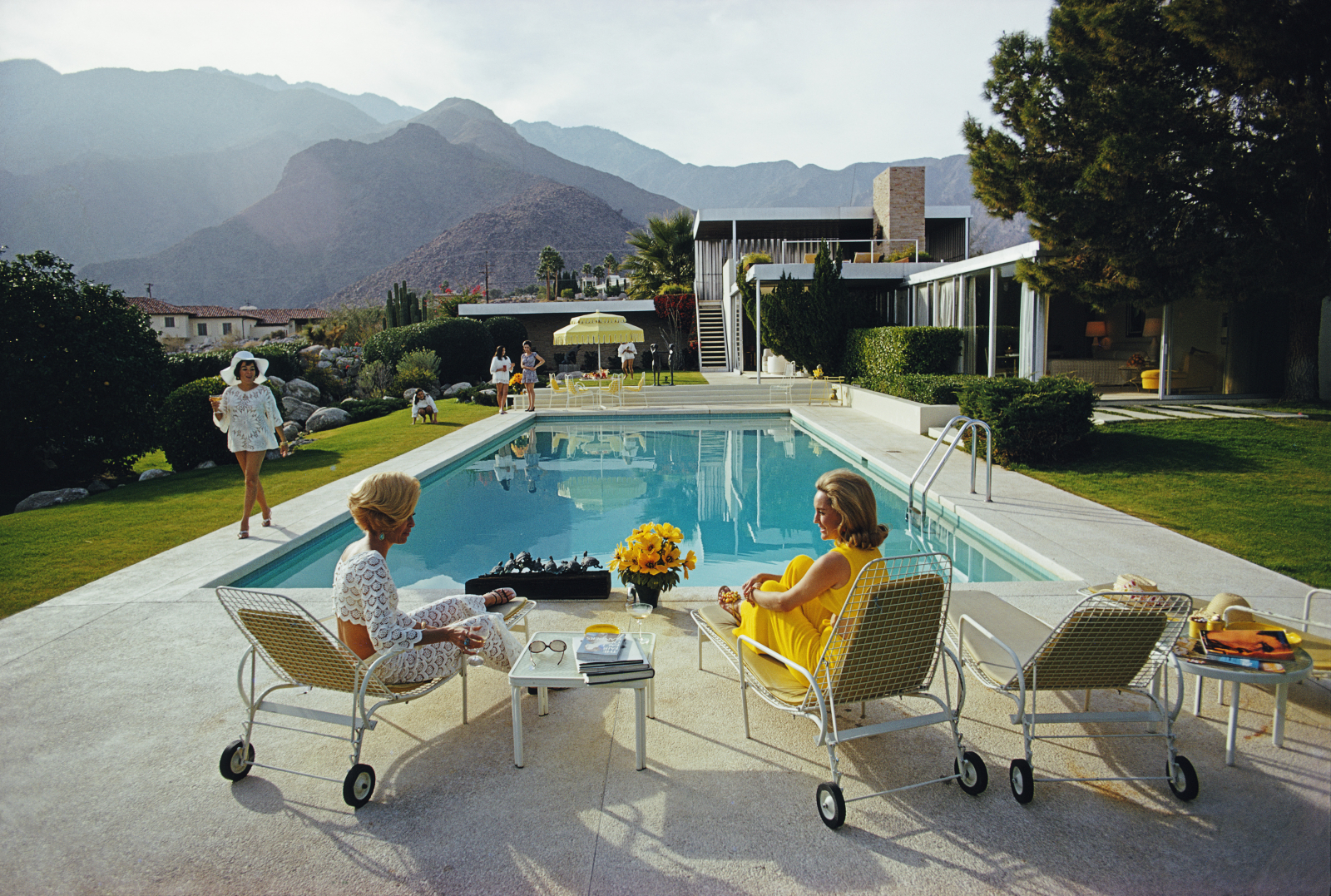 Poolside Gossip, w tle willa projektu Richarda Neutry / Fot. Slim Aarons/Getty Images