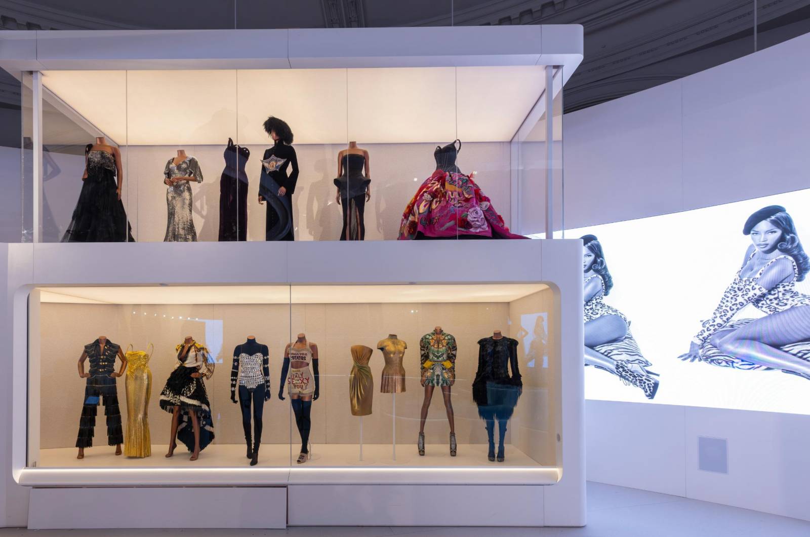 Wystawa „Naomi: In Fashion” w Victoria & Albert Museum (Supported by BOSS © Victoria and and Albert Museum, London)