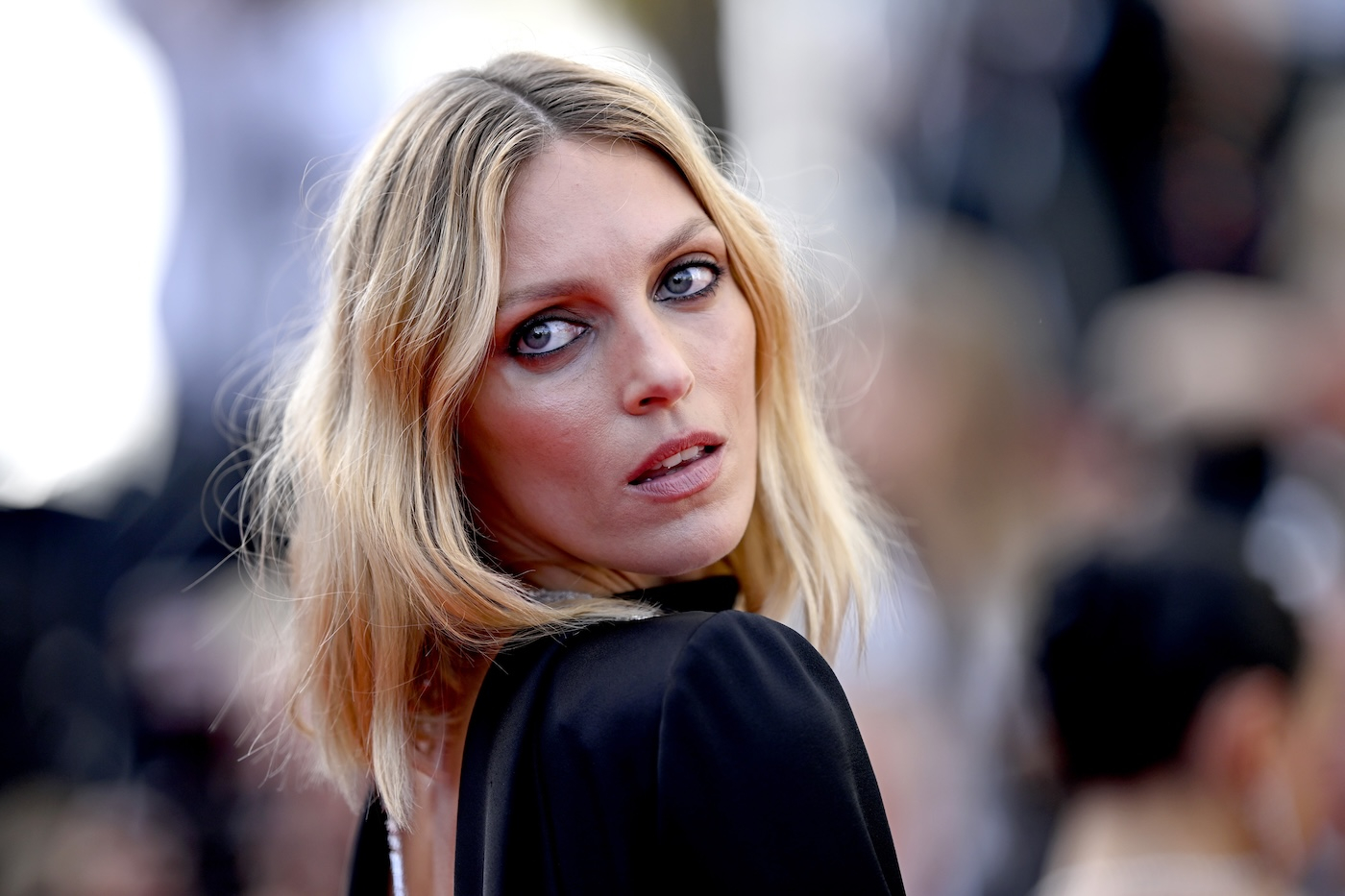 Anja Rubik pozuje na czerwonym dywanie na premierze filmu Horizon: An American Saga podczas 77 Festiwalu Filmowego w Cannes.