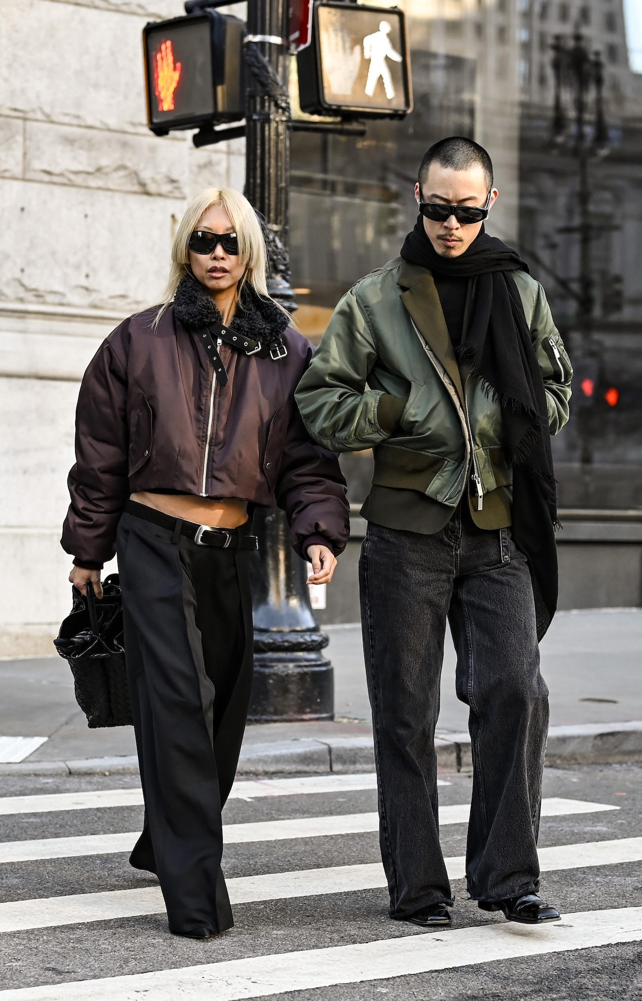 W bardziej streetwearowym stylu, bomberkę stylizują Vanessa Hong i Albert Ryan. (Fot. Daniel Zuchnik/Getty Images)