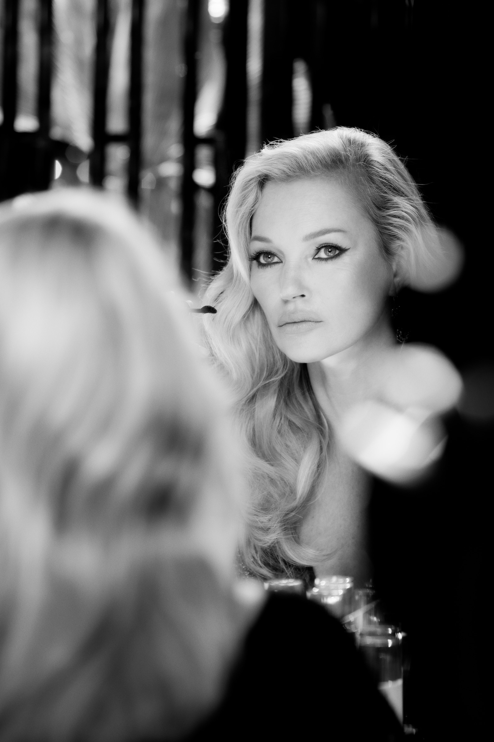 Kate Moss pozuje przed lustrem