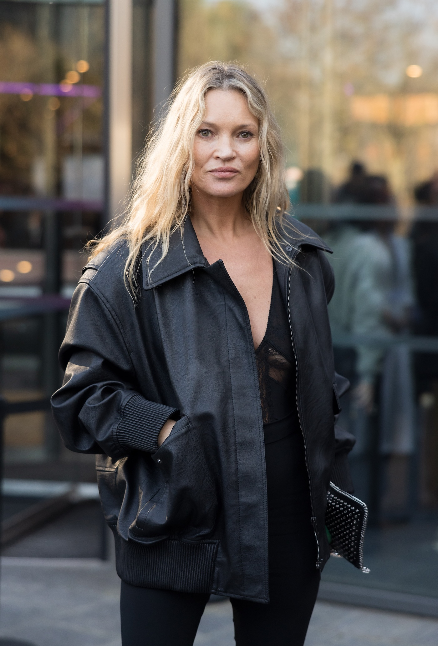 Kate Moss ma na sobie oversize&#039;ową czarną bomberka z wegańskiej skóry marki Stella McCartney oraz obcisłe czarne skinny jeans.