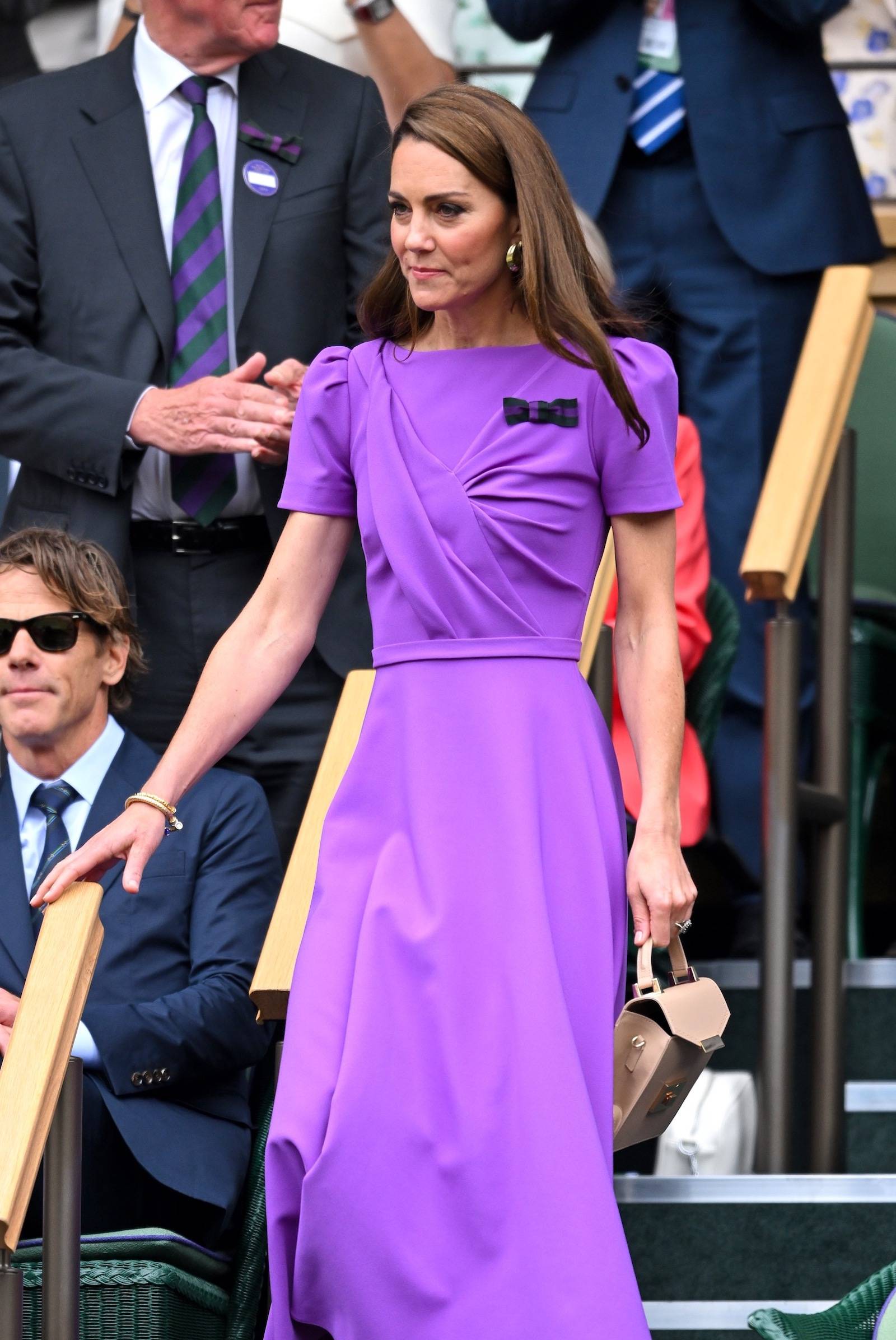 Kate Middleton w fioletowej sukience z kokardą podczas turnieju tenisowego Wimbledon