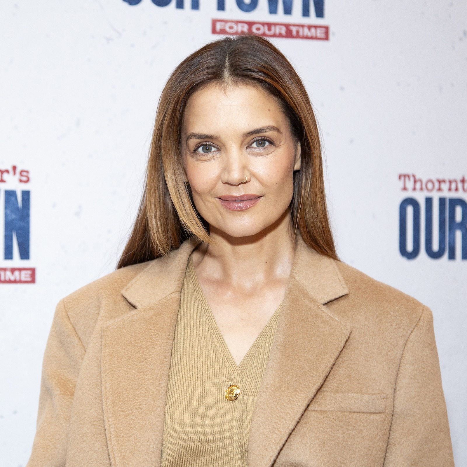 Beżowa marynarka Katie Holmes to numer 1 na naszej liście jesiennych hitów (Fot. Santiago Felipe/Getty Images)