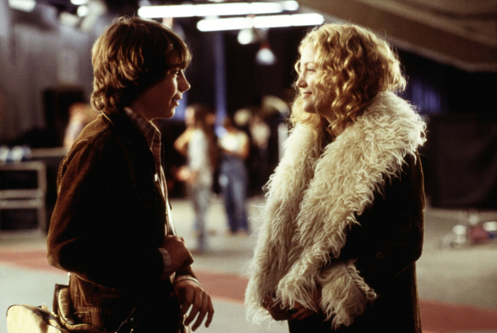 Kadr z filmu „U progu sławy” („ Almost Famous”), widoczni odtwórcy głównych ról, Patrick Fugit i Kate Hudson.