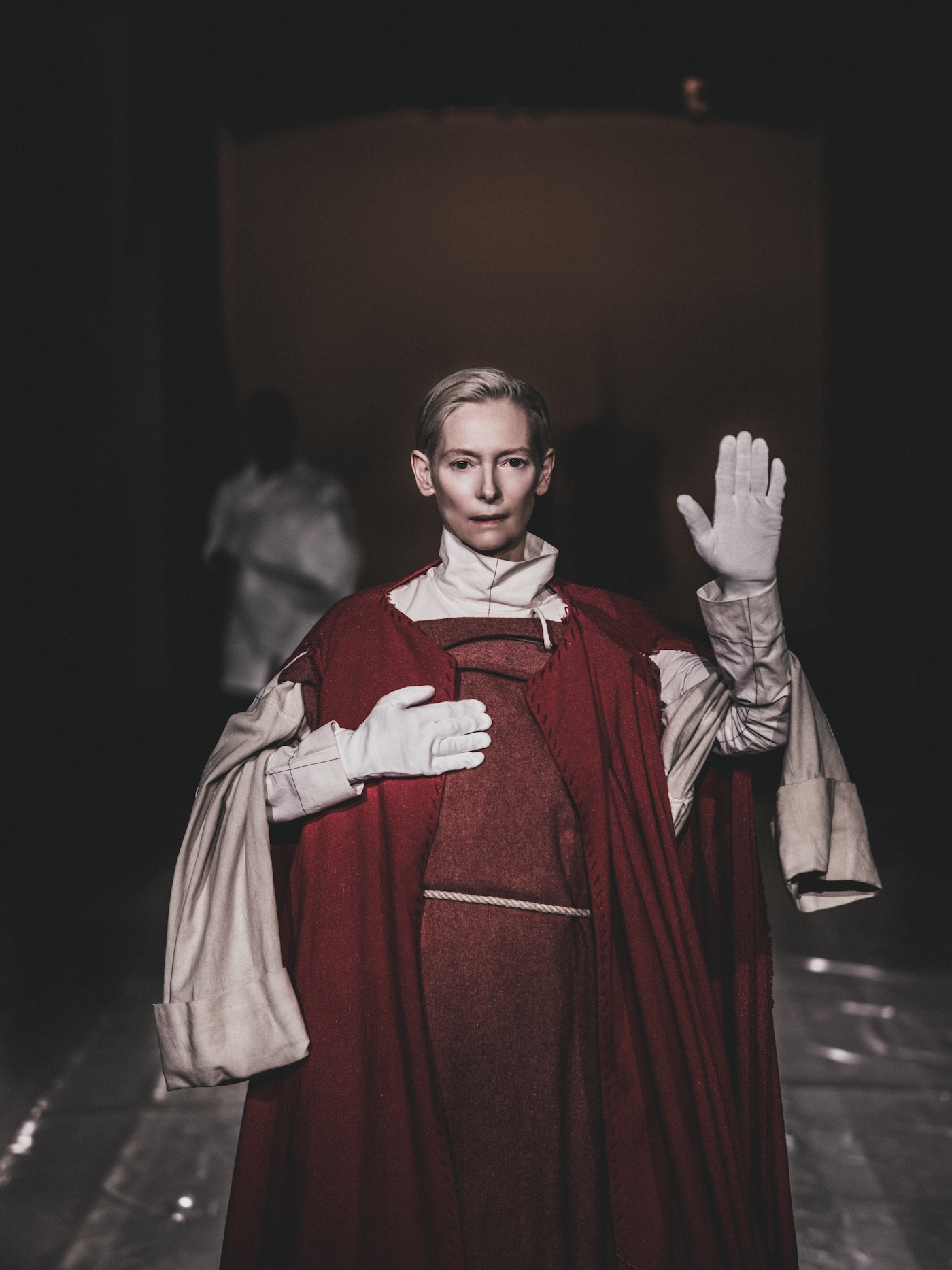 Tilda Swinton w czerwonym kostiumie zaprojektowanym przez Danila Donatiego, autorstwa atelier Farani na potrzeby filmów Piera Paola Pasoliniego, pozuje na wybiegu.