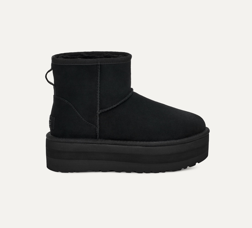 Buty UGG Classic Mini Platform Boot w kolorze czarnym.