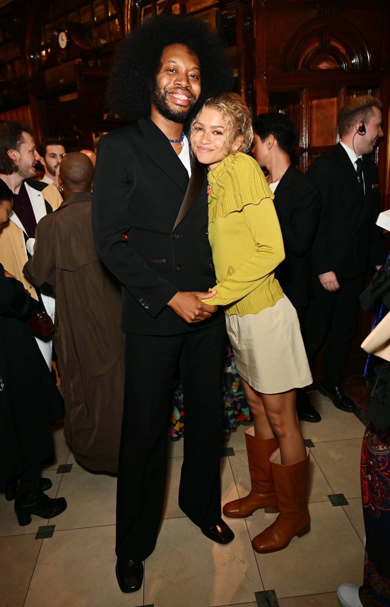 Dramaturg Jeremy O. Harris i Zendaya pozują do zdjęcia we foyer Noel Coward Theatre, podczas wieczoru prasowego sztuki „Slave Play” w Londynie (Fot. Getty Images / Deve Bennet)