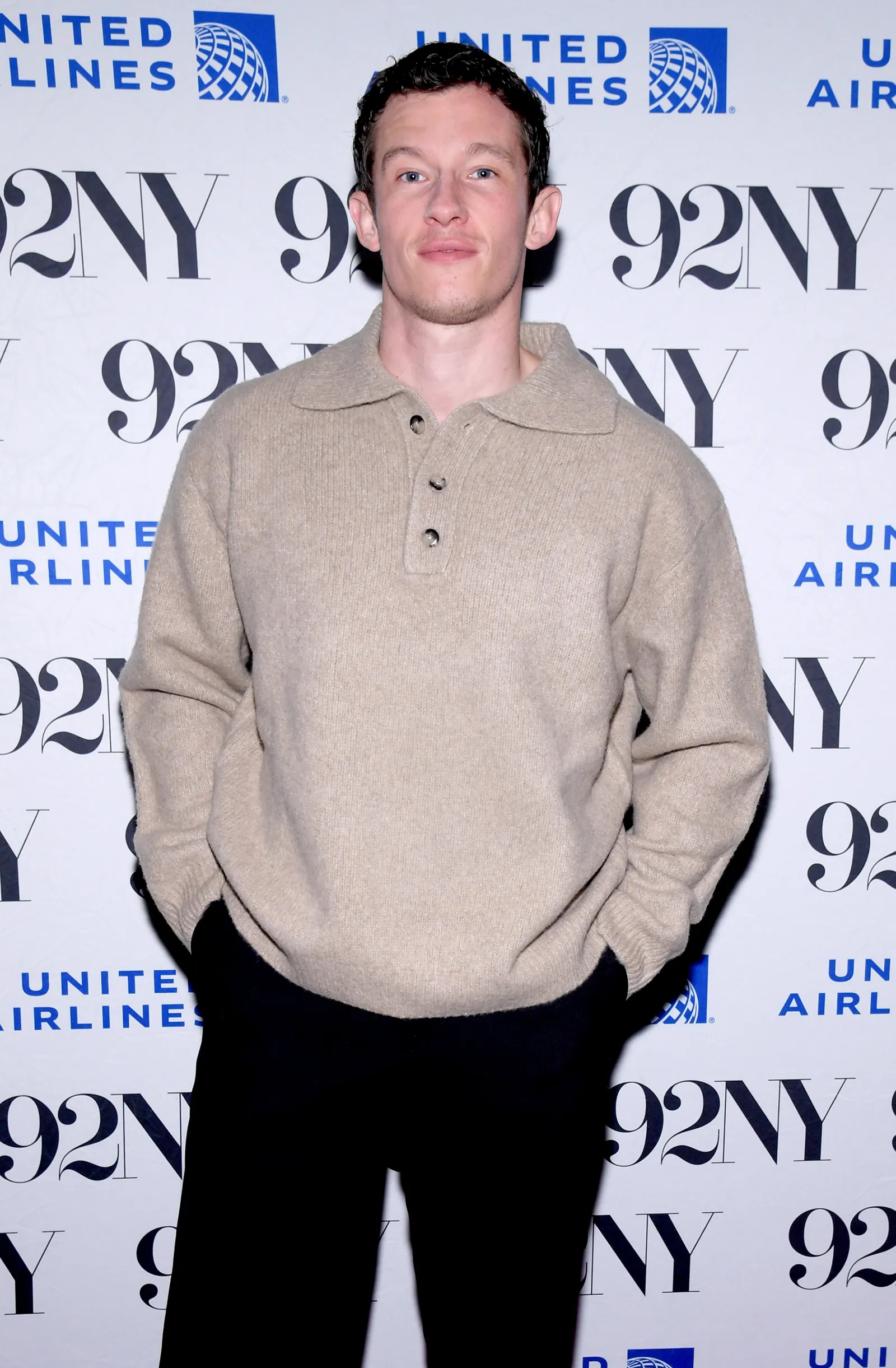 Callum Turner postawił na beżowy sweter męski polo. / Fot. Gary Gershoff/Getty Images