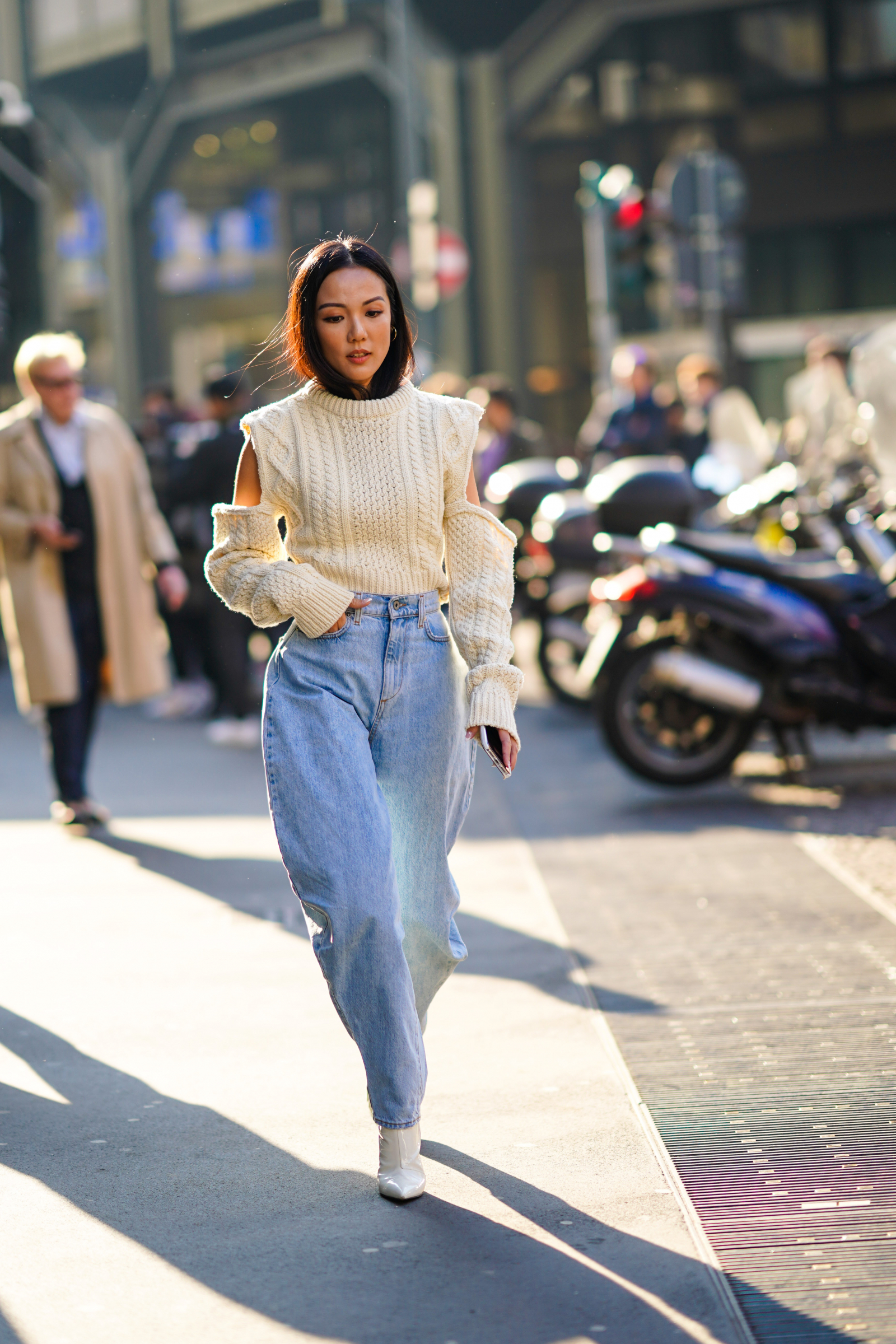 Barrel jeans dzięki awangardowemu fasonowi cieszą się coraz większą popularnością / (Fot. Edward Berthelot/Getty Images)