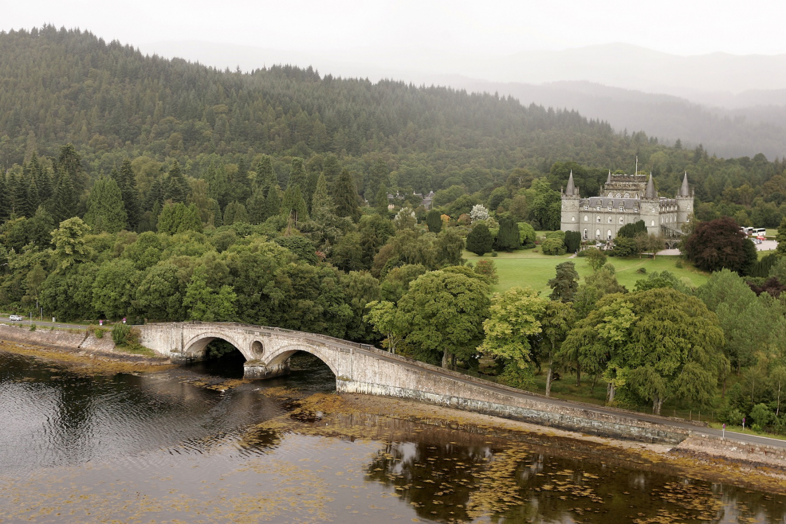 Widok na szkocki zamek Inveraray (Fot. Materiały prasowe)