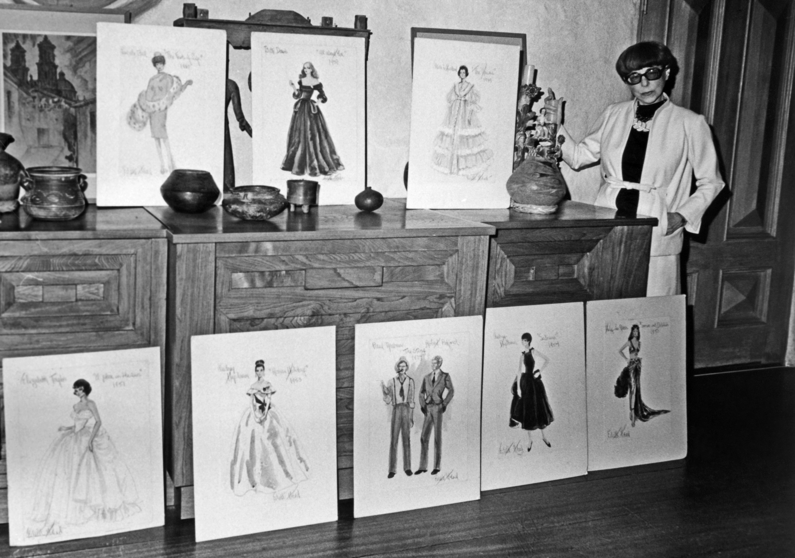 Edith Head ze szkicami swoich filmowych projektów / (Fot. Michael Ochs Archives/Getty Images)