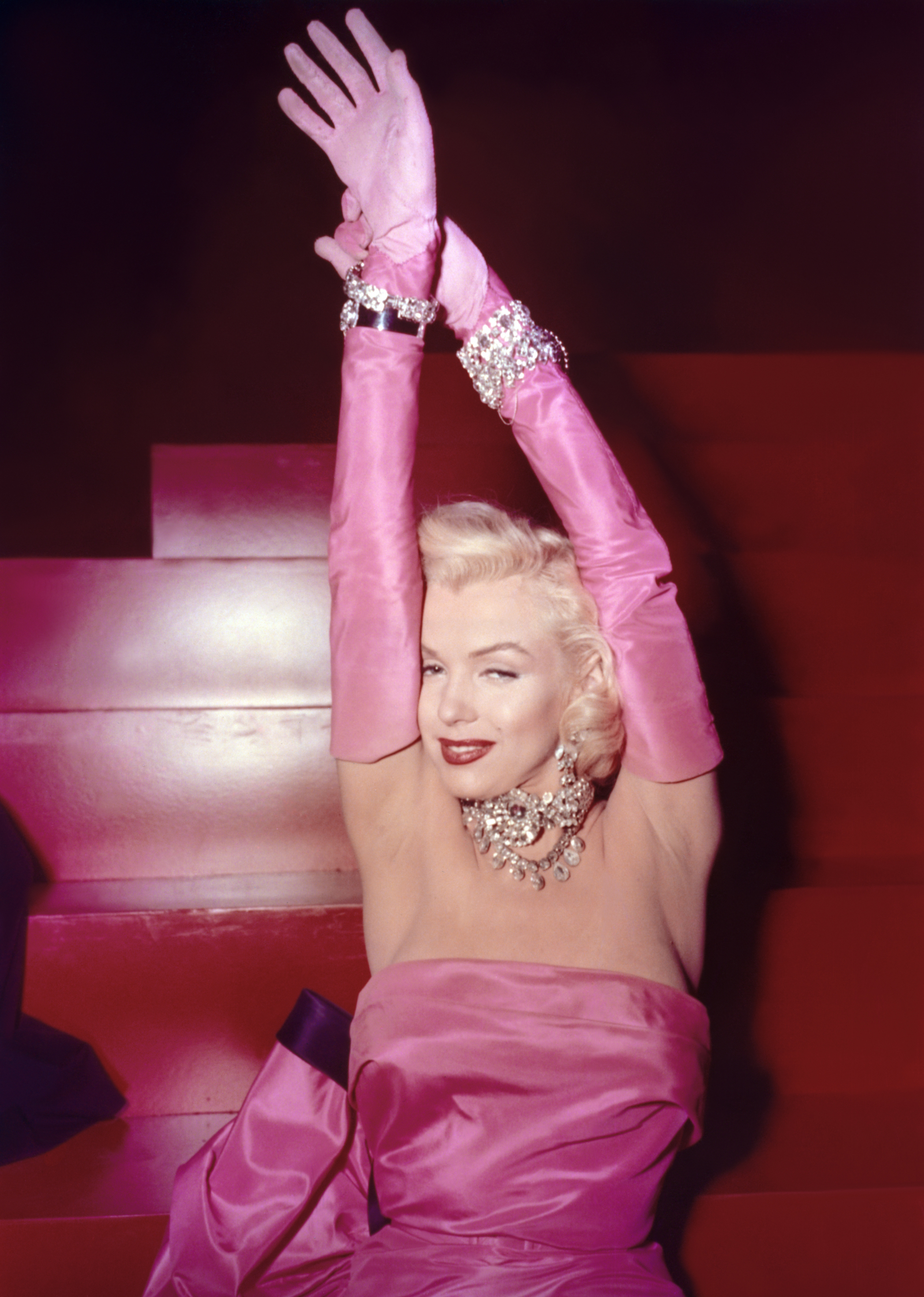 Marilyn Monroe w różowej sukience z Mężczyźni wolą blondynki. Suknia projektu Williama Travilla stała sę popkulturowym fenomenem / (Fot. Sunset Boulevard/Corbis via Getty Images)