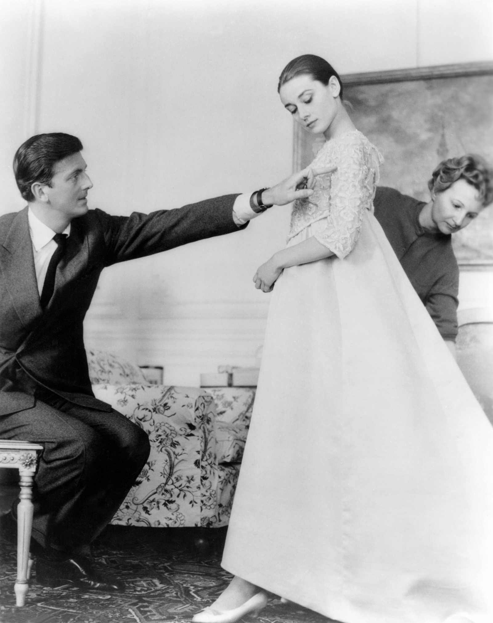 Hubert de Givenchy i Audrey Hepburn w jego paryskiej pracowni / (Fot. Sunset Boulevard/Corbis via Getty Images)