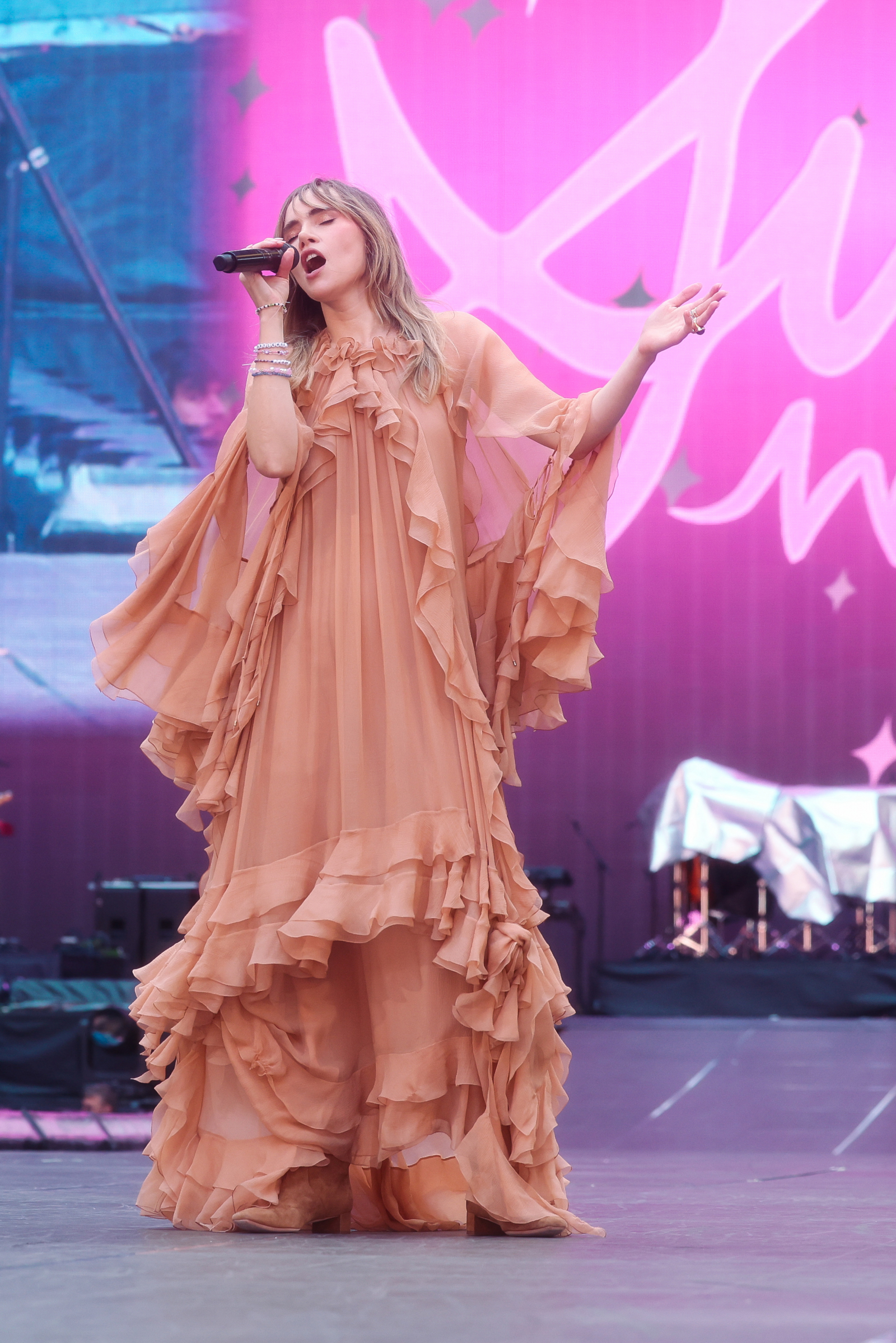 Suki Waterhouse w sukience boho Chloe na koncercie Taylor Swift / (Fot. TAS2024/Getty Images)