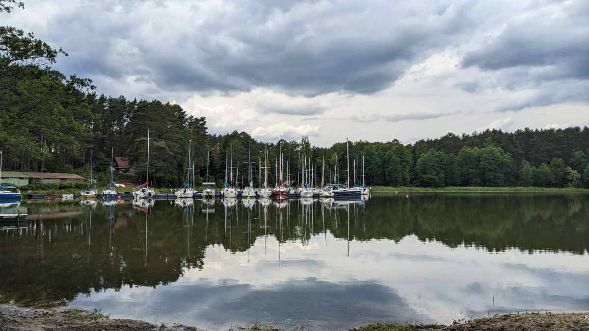 Zapach Lasu – naturalne SPA w Karwicy na Mazurach to kompleks luksusowych apartamentów. Twój drugi dom w sercu Puszczy Piskiej, nieopodal Jeziora Nidzkiego.