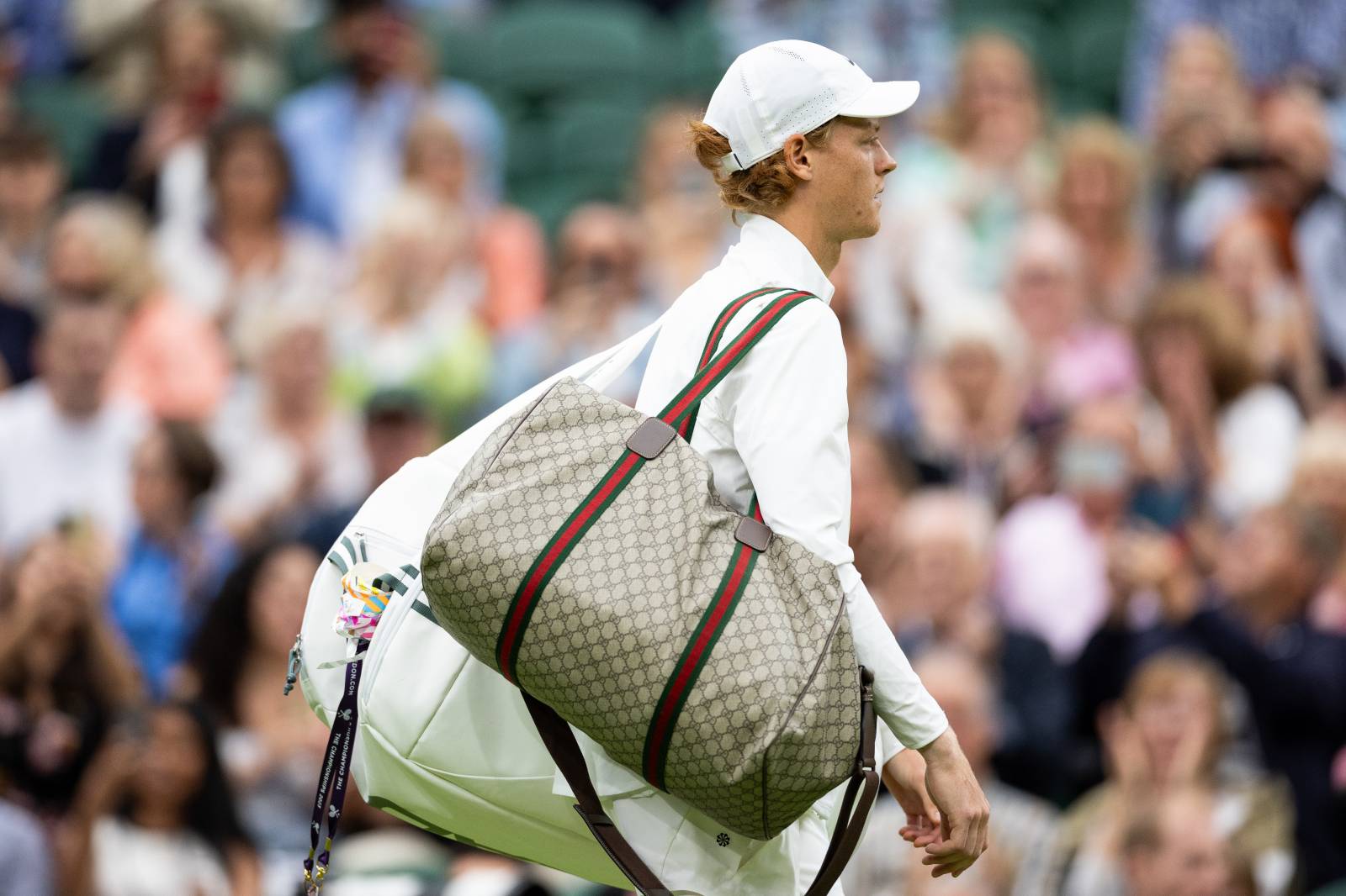Jannik Sinner z torbą Gucci na Wimbledonie 2023 / Fot. Getty Images