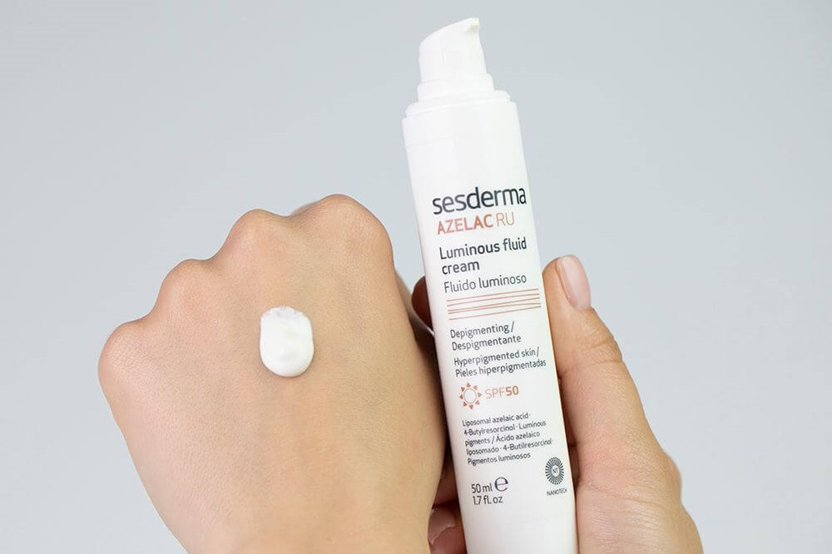 Sesderma Azelac RU Luminous Fluid Cream SPF 50 Emulsja rozświetlająca 50 ml na topestetic.pl.