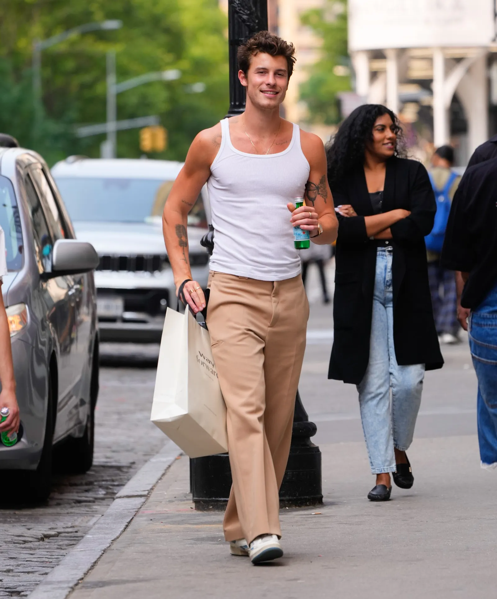 Shawn Mendes w beżowych spodniach i białym tank topie