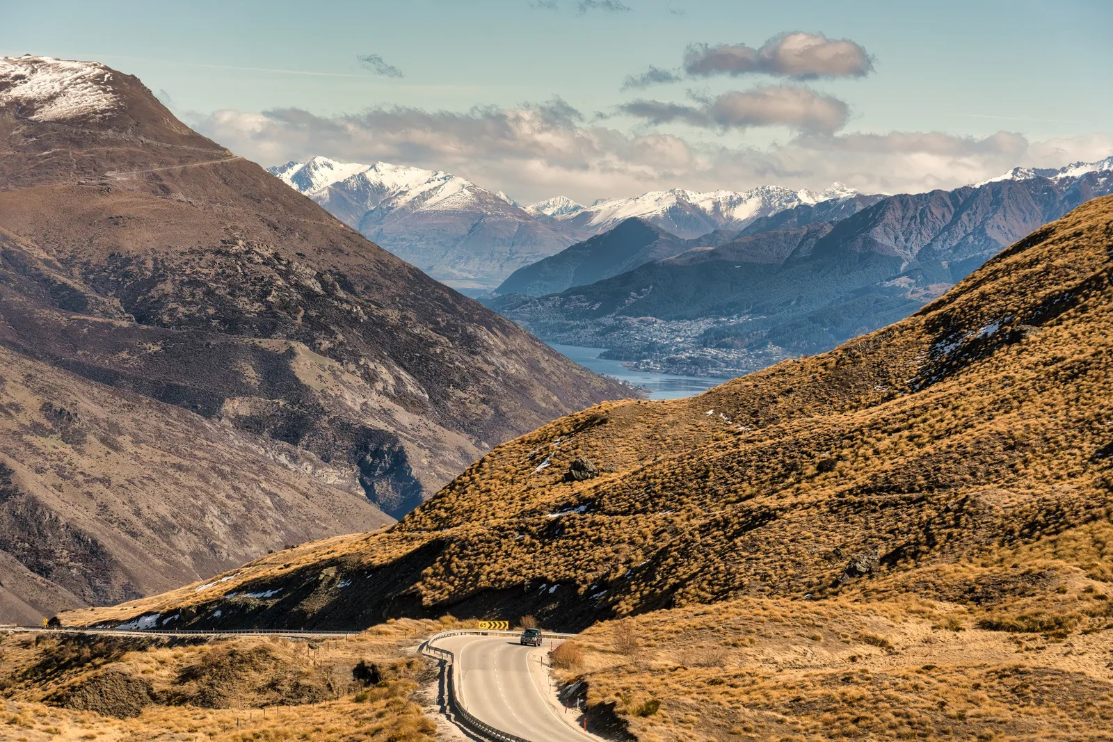 Crown Range Road z widokiem na jezioro Wakatipu (Fot. Getty Images)