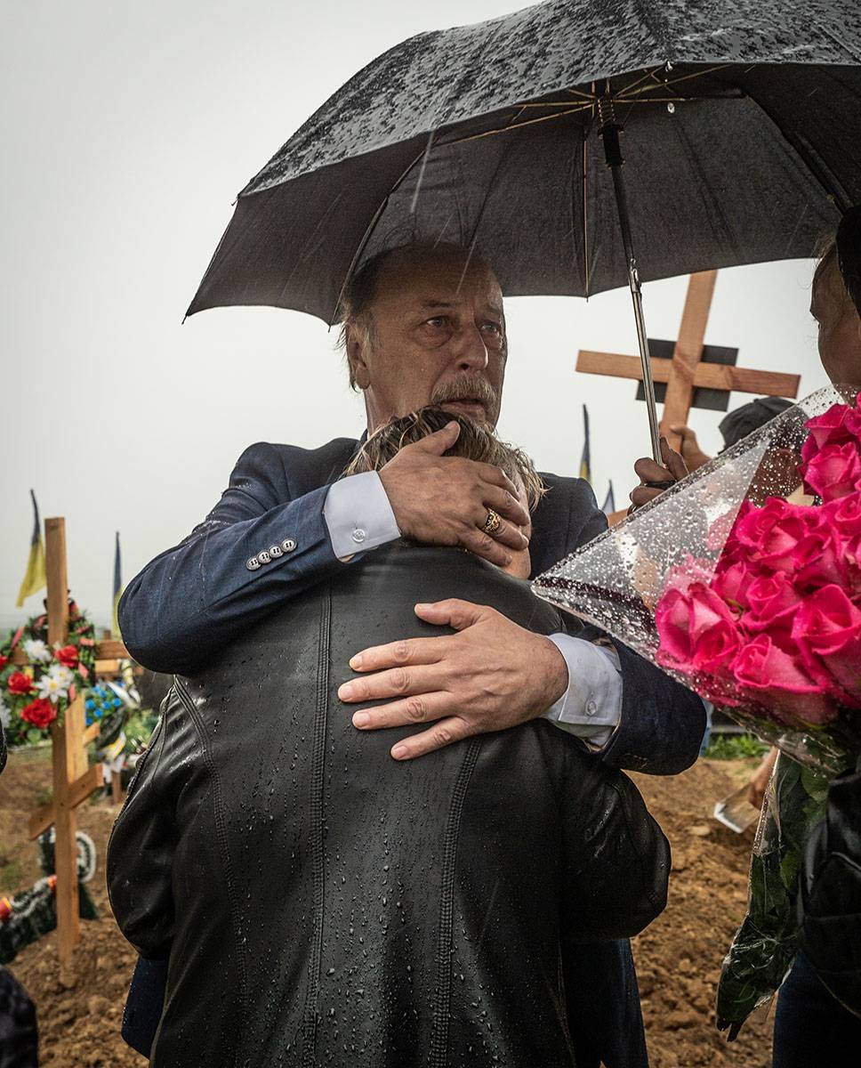 Ostatnie pożegnanie ojca i matki z synem – ukraińskim żołnierzem, zabitym przez wojska Federacji Rosyjskiej w bitwie o oswobodzenie wioski w pobliżu Charkowa. 21.05.2022 Charków (Fot. Patryk Jaracz)