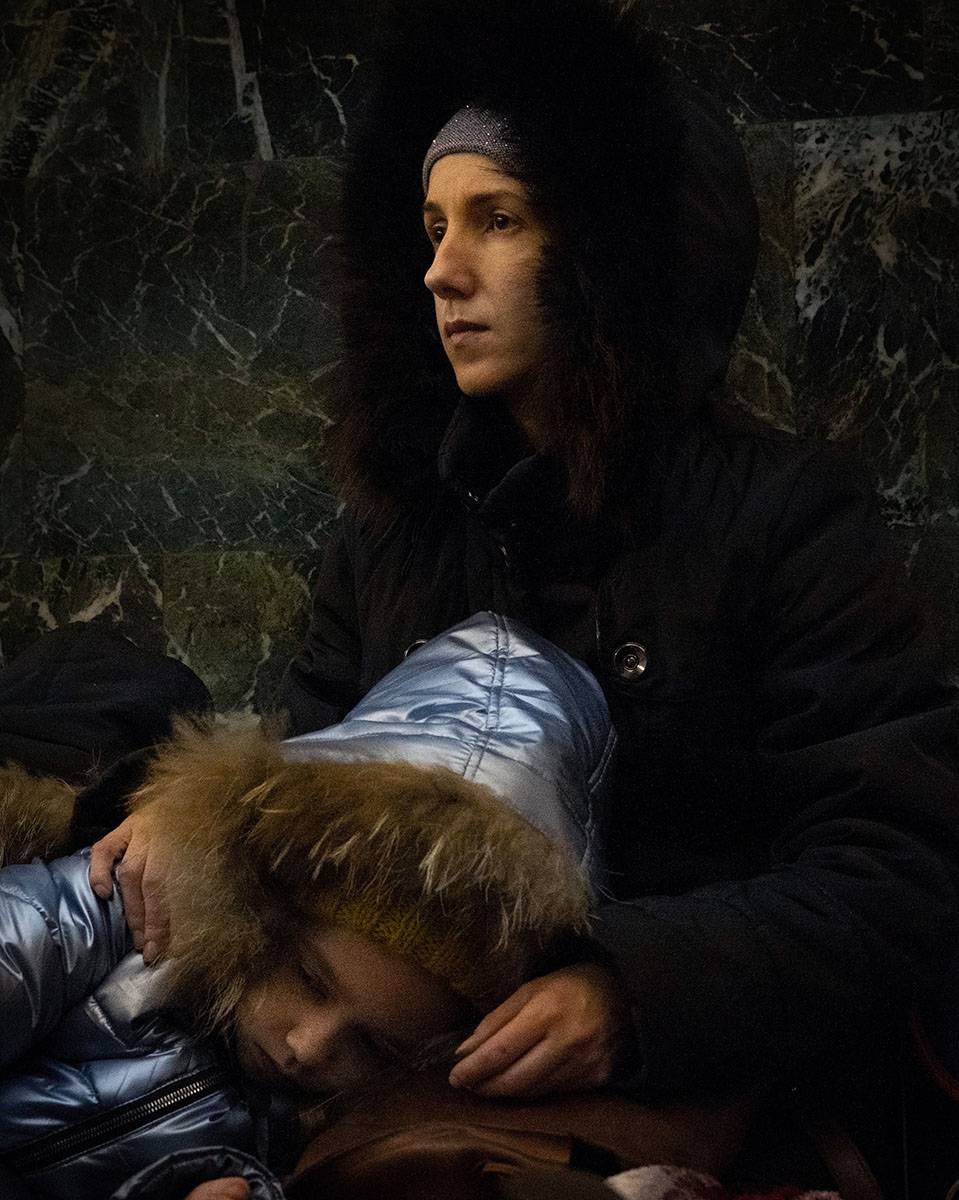 Matka z synem pierwszej nocy w kijowskim metrze, szukając schronienia przed rosyjskimi bombami. 25.02.2022 Kijów  (fot. Patryk Jaracz)