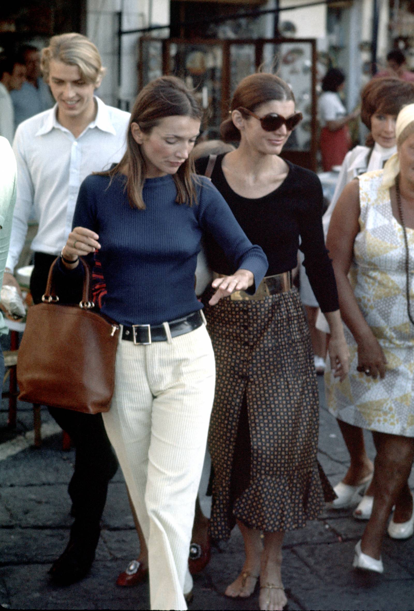 Lee Radziwill i Jackie Kennedy Onassis podczas wakacji na Capri / Fot. Getty Images