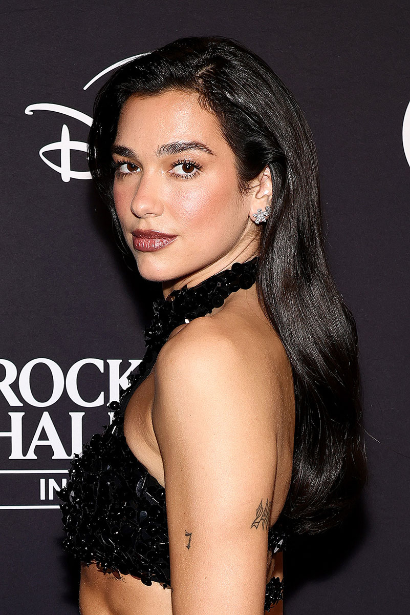 Dua Lipa w październiku 2024 roku powróciłą do swoich naturanych włosów. (Fot. Arturo Holmes/Getty Images for The Rock and Roll Hall of Fame)