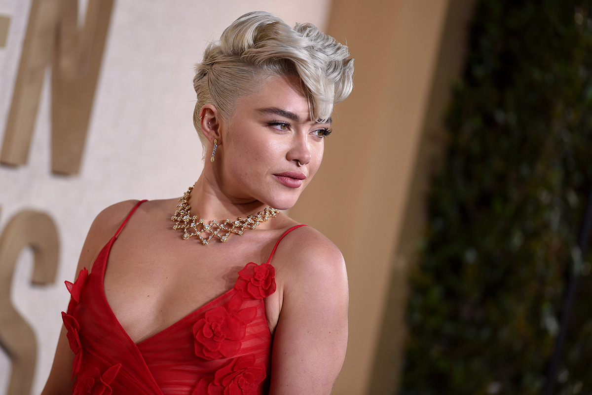 Florence Pugh na rozdaniu Złotych Globów 2024 w blond włosach uformowanych w irokeza. (Fot. Lionel Hahn/Getty Images)