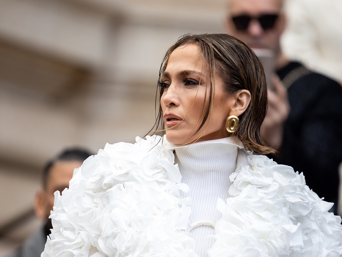 Jennifer Lopez na pokazie Schiaparelli haute couture wiosna-lato 2024 (Fot. Arnold Jerocki/Getty Images)